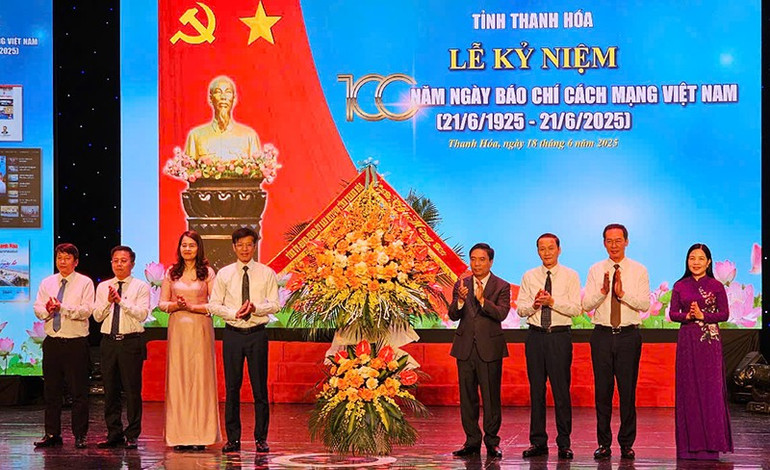 Lãnh đạo tỉnh Thanh Hóa tặng lẵng hoa tươi thắm chúc mừng những người làm báo, Hội Nhà báo Việt Nam tỉnh Thanh Hóa. 1-tang-hoa.jpg