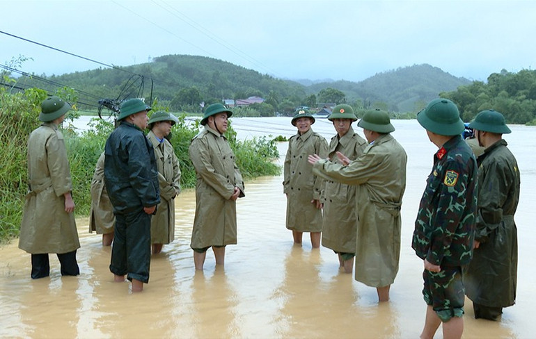 Lực lượng vũ trang trao đổi phương án cứu hộ, ổn định đời sống nhân dân vùng ngập lũ ở xã Nông Cống, tỉnh Thanh Hóa. 2-nong-cong.jpg