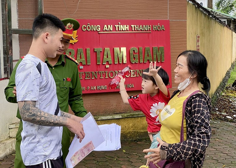 Niềm vui sum họp. 2-niem-vui.jpg