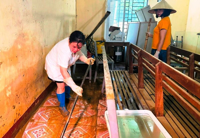Nhân viên y tế ở Thanh Hóa dọn dẹp vệ sinh sau ngập lũ. 5-nhan-vien-y-te.jpg