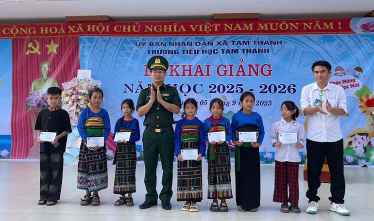 Bộ đội Biên phòng Đồn Tam Thanh trao quà cho học sinh, "nâng bước em tới trường". tam-thanh.jpg