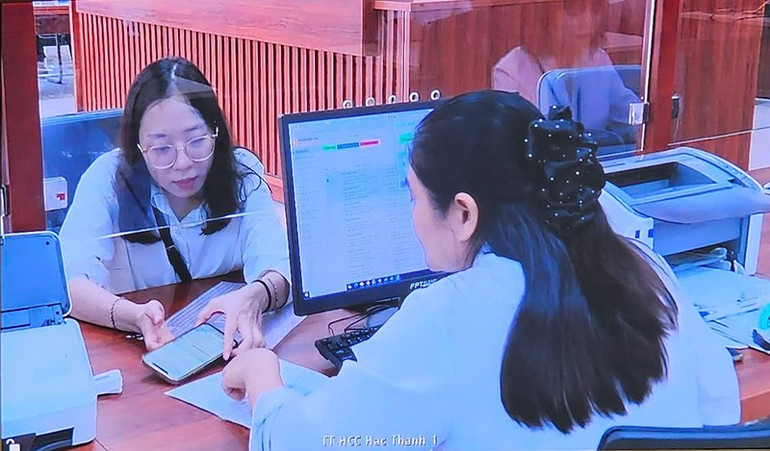Giải quyết thủ tục hành chính cho công dân tại Trung tâm phục vụ hành chính công phường Hạc Thành. 1-phuc-vu.jpg