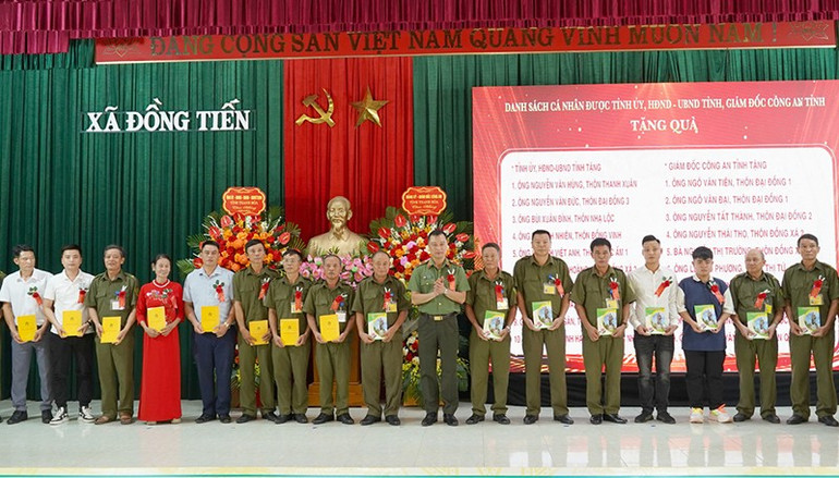 Công an Thanh Hóa trao tặng quà cho các gia đình có nhiều đóng góp trong phong trào toàn dân bảo vệ an ninh Tổ quốc. 4-tang-qua-cac-gia-dinh-co-dong-gop.jpg