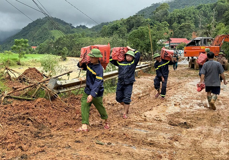Công an Thanh Hóa vận chuyển hàng thiết yếu đến các thôn thuộc xã Yên Nhân cấp phát cho nhân dân. trung-chuyen.jpg