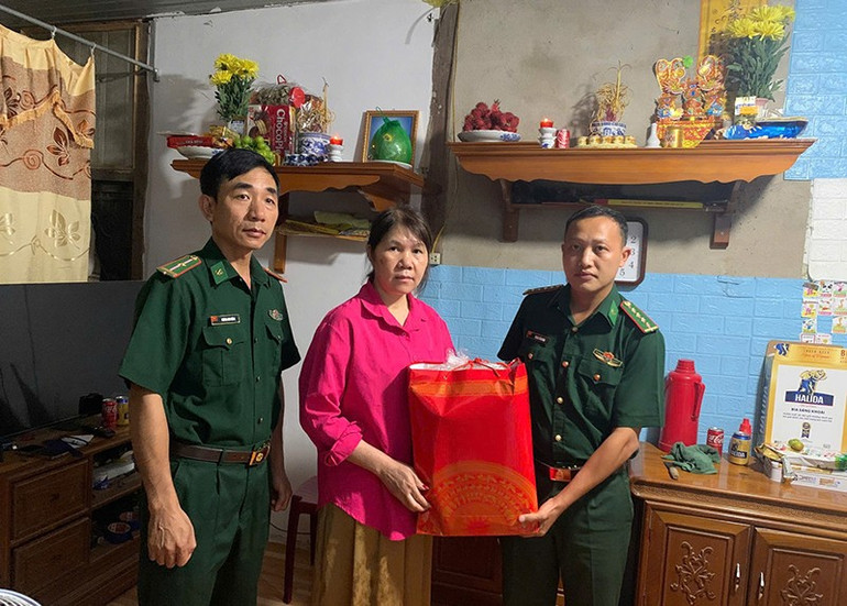 Đồn Biên phòng Pù Nhi trao tặng quà cho gia đình chính sách. 3-tang-qua-pu-nhi.jpg