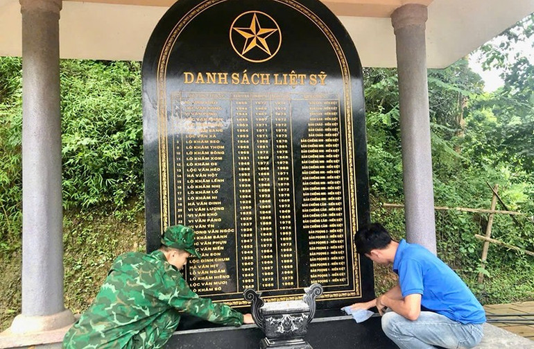 Quân, dân chăm sóc bia khắc tên liệt sĩ. 4-kien-kiet.jpg