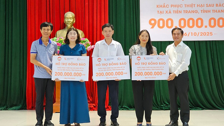 Đại diện doanh nghiệp đã chuyển hỗ trợ đến 3 trường học ở xã Tiên Trang khắc phục hậu quả bão số 10. 1-truong-hoc.jpg