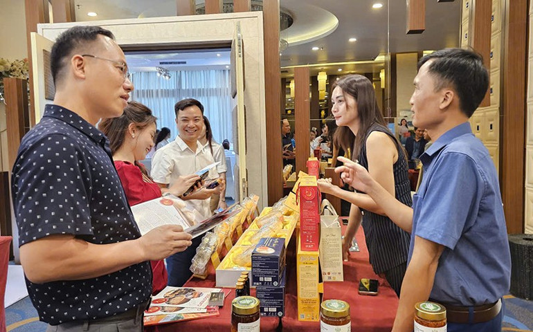 Các sản phẩm mật từ ong nuôi trên đồng triều ven biển Thanh Hóa thu hút, hấp dẫn khách hàng. 5.jpg