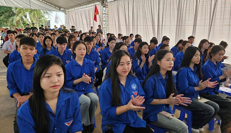 Các thanh niên xung kích tham dự chương trình. hoc-sinh-2.jpg