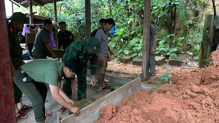 Lực lượng vũ trang chắn đất sạt lở vào gầm nhà sàn của hộ dân. 1-gia-co.jpg