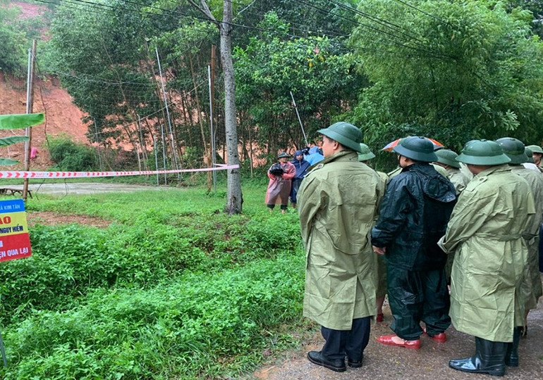 Đoàn công tác kiểm tra điểm sạt lở ở thôn Ngọc Nước. 2-thon-ngoc-nuoc.png