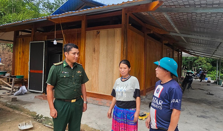 Từ nguồn hỗ trợ 80 triệu đồng và giúp ngày công lao động của Bộ đội Biên phòng, cán bộ, nhân dân sở tại, hộ nghèo ở bản Tà Cóm, xã Trung Lý, tỉnh Thanh Hóa đã có ngôi nhà ở mới. bin-phong.jpg