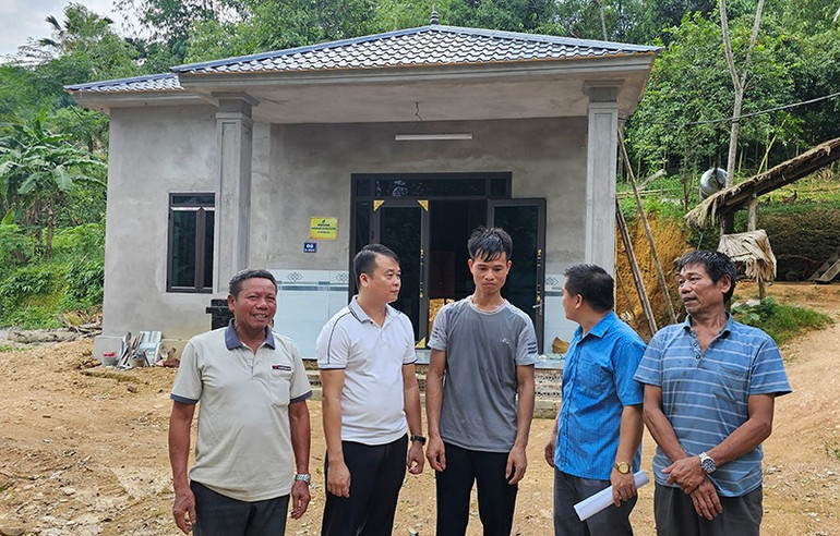 Cán bộ thôn Cao Hoa và xã Thúy Sơn trao đổi với anh Phạm Văn Hải (đứng giữa) đã có ngôi nhà ở mới càng nghị lực, bản lĩnh hơn trong lập thân, lạc nghiệp. 6.jpg