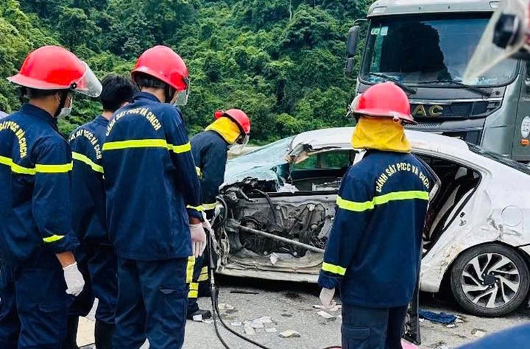 Lực lượng chức tỉnh Thanh Hóa cứu hộ người cùng phương tiện sau tai nạn giao thông. cuu-ho-9956.jpg