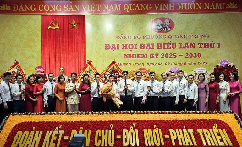 Ban chấp hành Đảng bộ phường Quang Trung, tỉnh Thanh Hóa ra mắt đại hội. chap-hanh.jpg