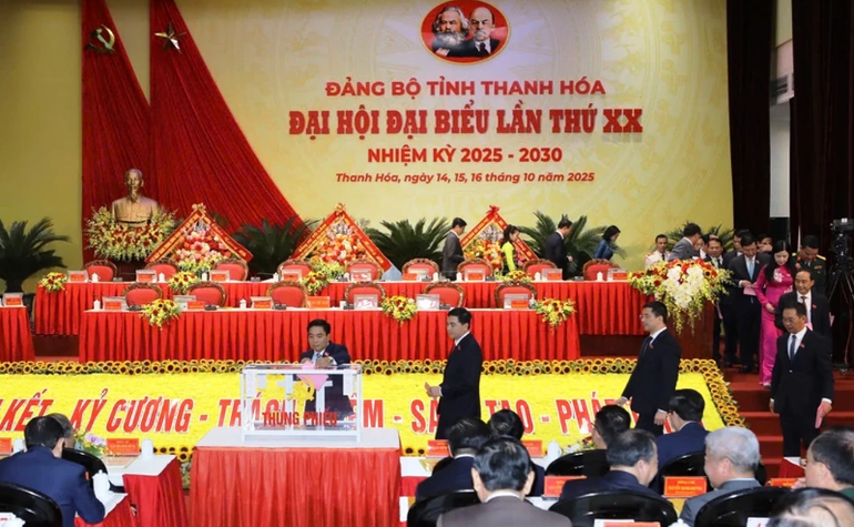 Các đại biểu tham dự đại hội đại biểu Đảng bộ tỉnh Thanh Hóa lần thứ XX thực hiện quyền bầu cử. 1.png