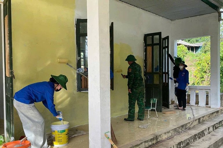 Thanh niên cùng Bộ đội Biên phòng sơn tường,chỉnh trang trường, lớp học. 2-son-tam-chung.jpg