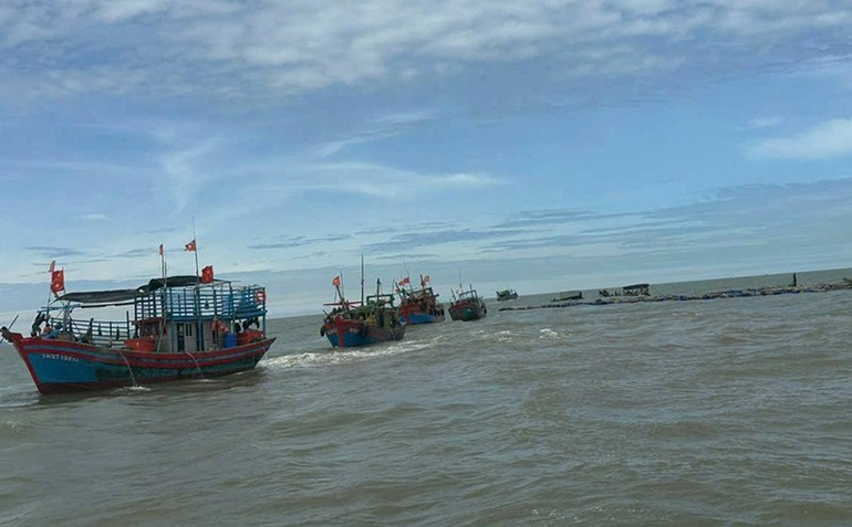 Các phương tiện, nhân lực của nhân dân cùng Bộ đội Biên phòng cứu hộ bè nuôi thủy sản và phương tiện nghề cá trôi dạt. cuu-ho.jpg