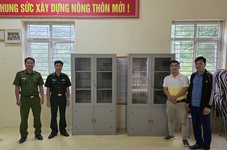 Lực lượng vũ trang cùng nhà tài trợ trao tặng tủ đựng sách tại Nhà văn hóa bản Pa, xã Tam Thanh. 1.jpg
