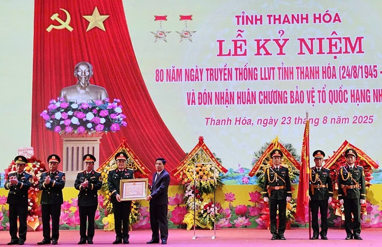 Lãnh đạo tỉnh Thanh Hóa trao Huân chương bảo vệ Tổ quốc cho lực lượng vũ trang tỉnh. don-huan-chuong.jpg