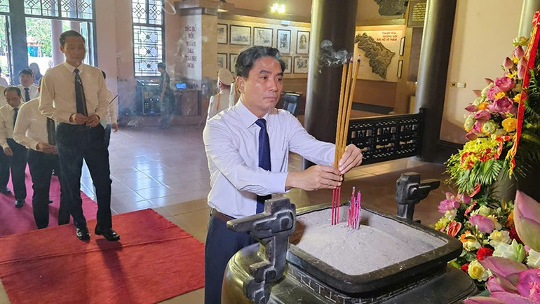 Các đại biểu dâng hương tưởng niệm Bác Hồ. 4-dang-huong.jpg