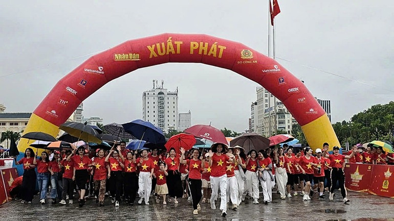 Các tầng lớp nhân dân Thanh Hóa xuất phát, tham gia hoạt động đi bộ. 2a.jpg