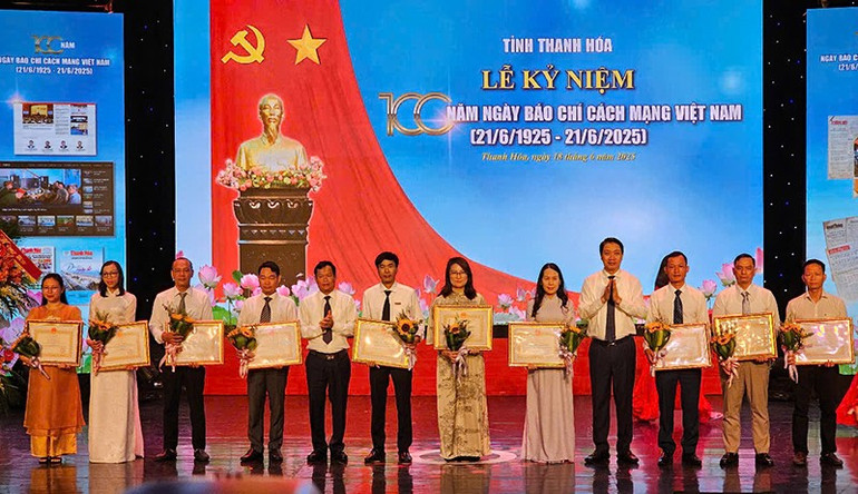 Lãnh đạo tỉnh Thanh Hóa trao Bằng khen cho các tác giả, nhóm tác giả có tác phẩm đoạt giải báo chí Trần Mai Ninh. giai-b.jpg