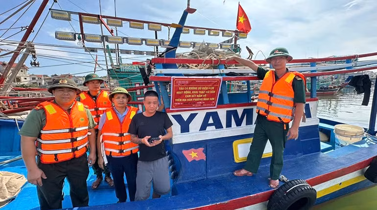 Tàu cá không đủ điều kiện hoạt động cam kết nằm bờ dưới sự giám sát của lực lượng chức năng tỉnh Thanh Hóa.