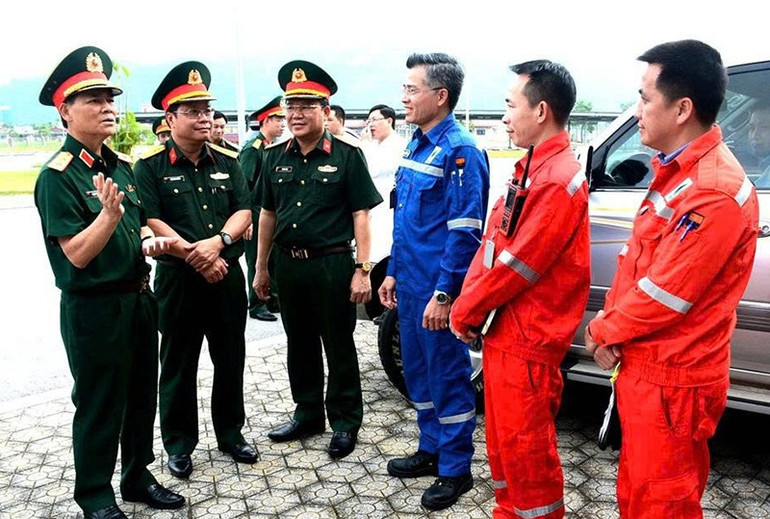 Các thành viên Đoàn công tác kiểm tra, trao đổi với cán bộ, nhân viên Nhà máy lọc hóa dầu Nghi Sơn. loc-hoa-dau.jpg