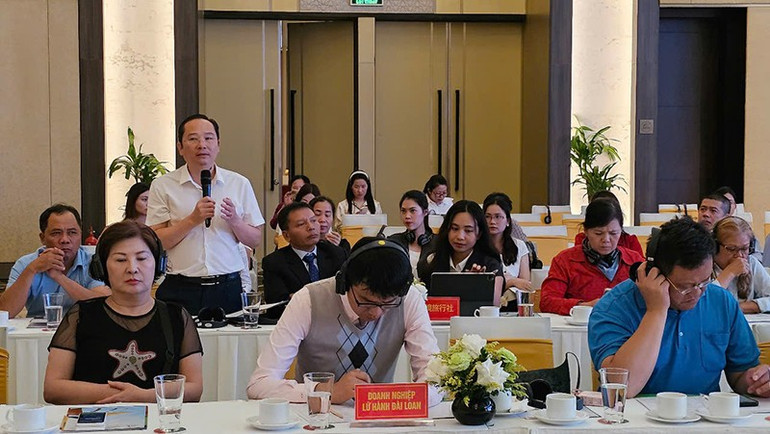 Đại diện doanh nghiệp du lịch tỉnh Ninh Bình trao đổi, góp ý tại diễn đàn hội nghị. ninh-binh.jpg