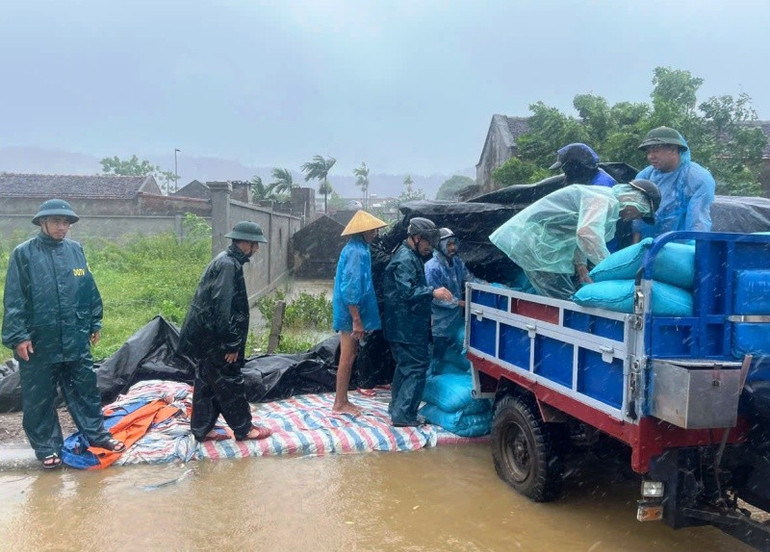 Lực lượng chức năng trợ giúp hộ dân ở xã Hoa Lộc di chuyển tài sản khỏi nơi có nguy cơ ngập nước. hoa-loc.jpg