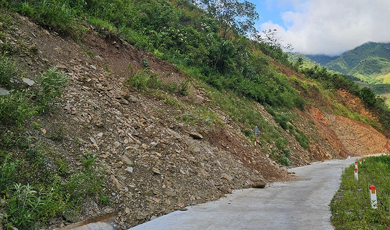Đất đá từ ta-luy dương sạt xuống đường vào bản Ón, xã Tam Chung. 1-on.jpg