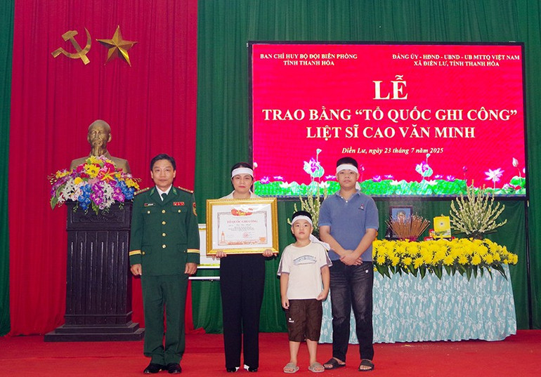 Thừa ủy quyền của Thủ tướng Chính phủ, lãnh đạo Ban Chỉ huy Bộ đội Biên phòng tỉnh Thanh Hóa trao bằng Tổ quốc ghi công liệt sĩ Cao Văn Minh cho gia đình. 2-trao-bang.jpg