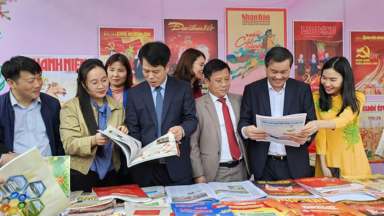 C&aacute;c đại biểu tham quan gian trưng b&agrave;y ấn phẩm Xu&acirc;n của c&aacute;c cơ quan b&aacute;o ch&iacute; Trung ương.