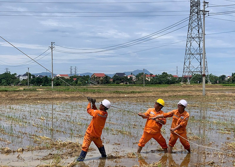 Điện lực Thanh Hóa khắc phục sự cố lưới điện bị hư hỏng do thiên tai gây ra chiều 16/6. khac-phuc.jpg