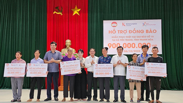 Đại diện "Quỹ khởi sự từ tâm" trao khoản hỗ trợ cho người dân xã Tiên Trang khắc phục hư hỏng nhà ở. 1-ho-dan.jpg