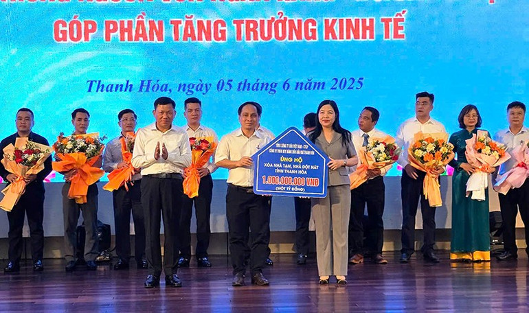 Các doanh nghiệp tiếp tục chung tay xóa nhà tạm, nhà dột nát ở Thanh Hóa. 4-tay.jpg