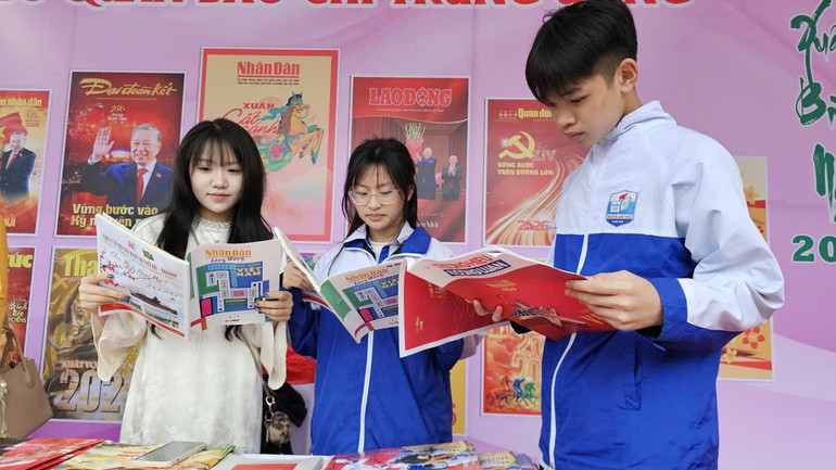 Học sinh đọc ấn phẩm b&aacute;o Xu&acirc;n