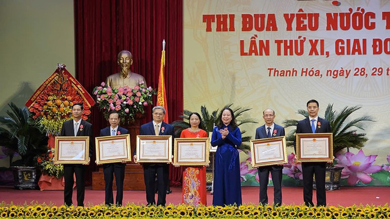 Phó Chủ tịch nước Võ Thị Ánh Xuân trao tặng Huân chương chiến công, Huân chương Lao động cho các cá nhân có thành tích xuất sắc trong công tác. 3.jpg