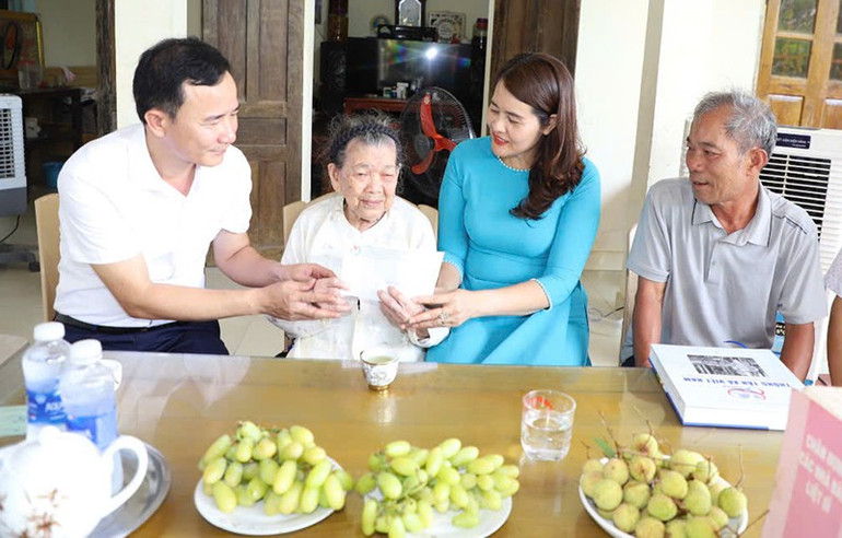 Lãnh đạo Hội Nhà báo tỉnh Thanh Hóa ân cần thăm hỏi sức khỏe, đời sống vợ nhà báo liệt sĩ Nguyễn Văn Thế ở phường Hải Hòa, thị xã Nghi Sơn. 2-me-vn-anh-hung.jpg