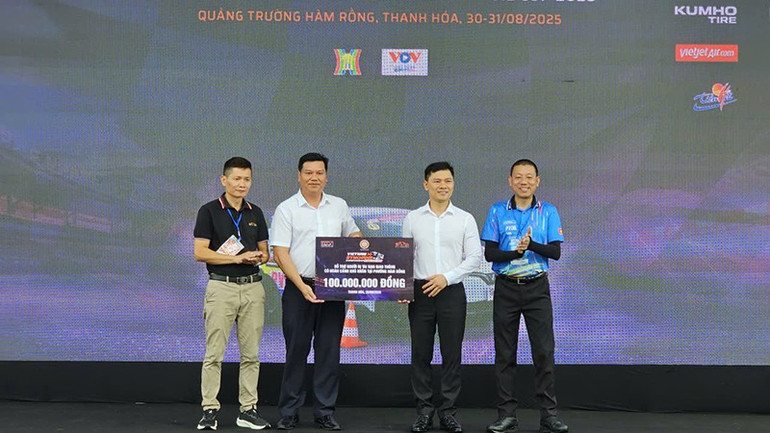 Nhà tài trợ cùng Ban tổ chức trao khoản hỗ trợ an sinh cho phường Hàm Rồng 9-an-sinh.jpg