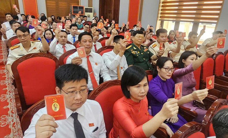 Các đại biểu biểu quyết thông qua Nghị quyết đại hội. bieu-quyet.jpg