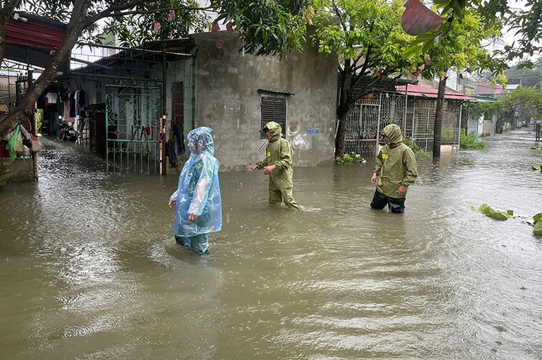 Công an lội nước tiếp cận khu dân cư ở phường Quảng Phú. 2-quang-phu.jpg