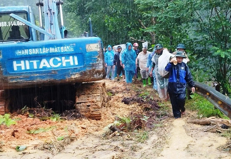 Bộ đội Biên phòng Đồn Yên Khương khiêng võng cáng người dân bị thương xuống bệnh viện điều trị. 2-yen-khuong.jpg