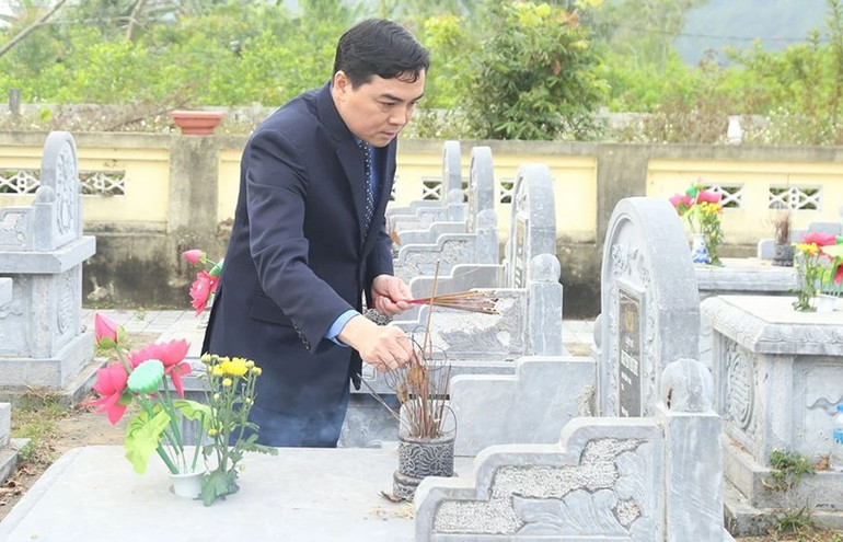 Chủ tịch Ủy ban nhân dân tỉnh Thanh Hóa dâng hương tưởng niệm liệt sĩ.