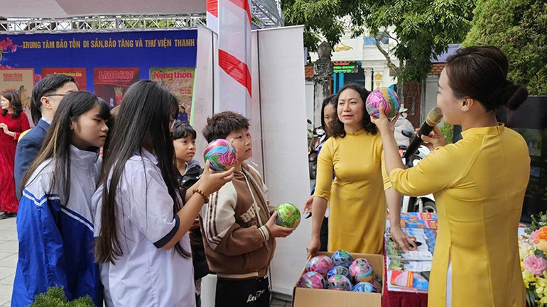 Thiếu ni&ecirc;n trả lời c&acirc;u hỏi về di sản, danh thắng ở Thanh H&oacute;a được nhận phần thưởng.