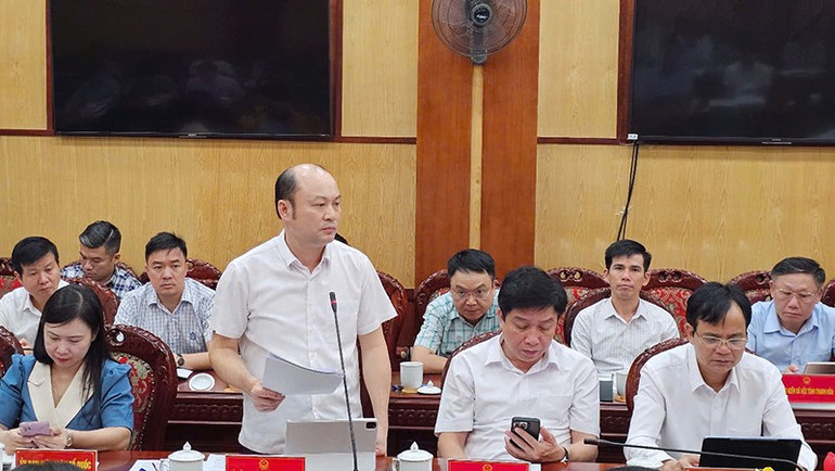 Lãnh đạo Sở Nông nghiệp và Môi trường Thanh Hóa thông tin về xử lý sự cố đê sông Nhơm tại phiên họp Ủy ban nhân dân tỉnh Thanh Hóa thường kỳ tháng 7. 4-cuong.jpg