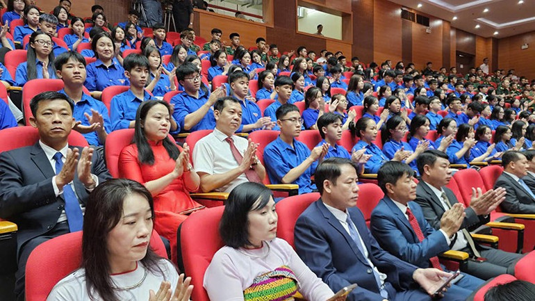 Các thế hệ tham dự lễ kỷ niệm. 5-tre.jpg