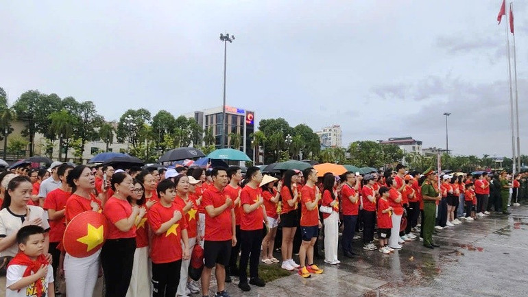 Các tầng lớp nhân dân dự lễ thượng cờ, hát quốc ca. 1-b.jpg