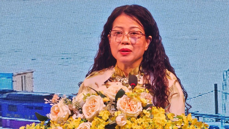 Lãnh đạo Sở Văn hóa, Thể thao và Du lịch Thanh Hóa phát biểu khai mạc hội diễn. 2-yen.jpg